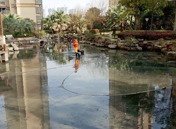南宝镇景观池淤泥清理